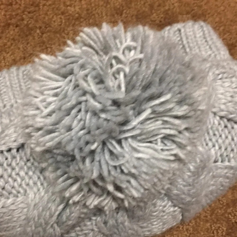Beanie pom pom hat size 10-12 Gray with full fleece inside-EUC-like new